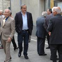 L'ex presidente della Uefa Michel Platini a spasso per Guilmi (foto Gianfranco Daccò)