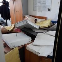 I pezzi di controsoffittatura crollati sulle scrivanie della polizia aeroportuale (foto Giampiero Lattanzio)