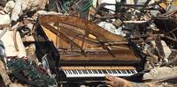 Il pianoforte del resort, simbolo della tragedia avvenuta il 18 marzo scorso a Rigopiano