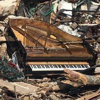 Il pianoforte del resort, simbolo della tragedia avvenuta il 18 marzo scorso a Rigopiano