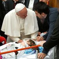 Papa Francesco con la piccola Noemi