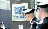 I carabinieri davanti alla sede della Consip (Ansa)