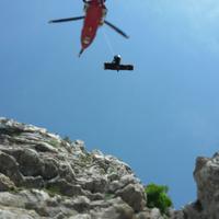 L'intervento dell'elicottero del Soccorso alpino a Monte Ortara, nella Marsica, per un ferito caricato con il verricello