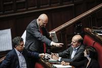 Gianni Melilla discute con Bersani alla Camera durante l'esame delle norme in materia di abolizione dei vitalizia (foto Ansa / Giuseppe Lami)