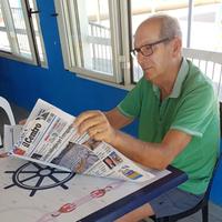 Gianni Balugani a Francavilla al Mare mentre legge il Centro
