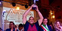 Nicolino Mercurii alza la coppa della 46^ Sagra della Porchetta Italica (foto Luciano Adriani)