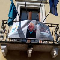 Lo striscione di Benito Della Penna appeso al municipio di Guardiagrele
