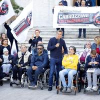 L'inviato di Striscia la Notizia davanti al Comune di Pescara con i membri dell'associazione Carrozzine Determinate