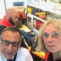 Il selfie in ambulanza con il personale del 118 di Marco Alessandrini durante la visita alla moglie (dal profilo Facebook)