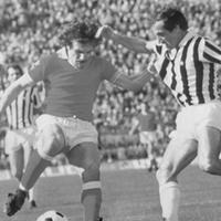 Renato Curi (a sinistra) durante la tragica partita Perugia-Juventus in cui perse la vita il 30 ottobre 1977