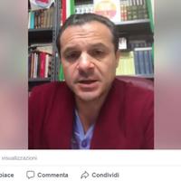 Il deputato Cateno De Luca mentre fa le sue dichiarazioni in diretta Facebook