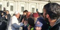 Papa Francesco benedice la famiglie dei giocatori dell'Avezzano calcio (foto Roberto Raschiatore)