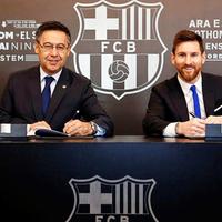 Il presidente del Barcellona Josep Maria Bartomeu e Lionel Messi firmano il nuovo contratto (foto ANSA)