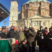 L'arrivo della salma di re Vittorio Emanuele III nella basilica di Vicoforte (foto ANSA)