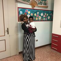 La giovane nigeriana Joy Peter (sarà la Madonna) con sua figlia Princess (che impersonerà Gesù bambino)
