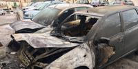 Le auto danneggiate dalle fiamme in via Suriani (foto Gianfranco Daccò)