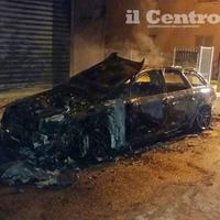 L'Audi station wagon andata fuoco a San Salvo (foto Gianfranco Daccò)