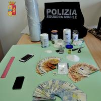 La droga e soldi trovati dalla polizia e sequestrati nell'appartamento dell'albanese