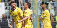 L'attaccante del Frosinone Daniel Ciofani esulta dopo la realizzazione di un gol