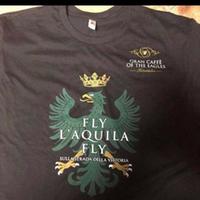 La maglietta neroverde realizzata dal Gran Caffé L'Aquila di Michele Morelli a Philadelphia