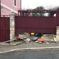 Il cancello della villa della senatrice danneggiato dai ladri (foto Claudio Lattanzio)