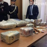La droga sequestrata al giovane albanese (foto Pietro Lambertini)