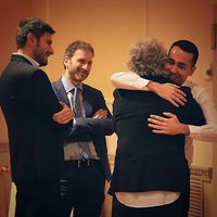 Alessandro Di Battista, Davide Casaleggio e Luigi di Maio mentre abbraccia Beppe Grillo per i risultati elettorali (foto dal profilo fb di Di Maio)