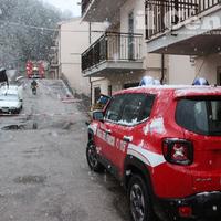 I vigili del fuoco al lavoro nel luogo dell'esplosione (foto di Raniero Pizzi)