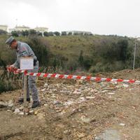 Sigilli dei carabinieri forestali nell'area sotto sequestro, al Peticcio, per la discarica abusiva di rifiuti pericolosi