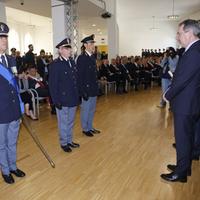 Picchetto rende gli onori ai rappresentanti delle istituzioni nell'ultima edizione della festa della polizia a Pescara
