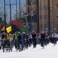 I partecipanti al Tour dei Ponti organizzato dall'associazione ambientalista Pescarabici
