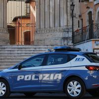 Una volante del commissariato di polizia di Sulmona