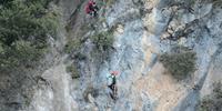 Escursionisti in parete sopra la cascata di Zompo lo Schioppo, a Morino (L'Aquila)