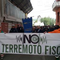 Uno degli struscioni alla manifestazione aquilana contro la restituzione delle tasse (Fotoservizio Raniero Pizzi)