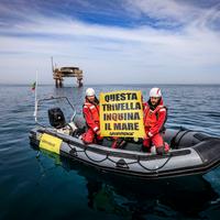 Gli attivisti di Greenpeace davanti alla pattaforma Fratello Cluster mostrano un cartello contro le trivelle