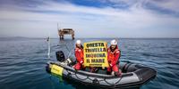 Gli attivisti di Greenpeace davanti alla pattaforma Fratello Cluster mostrano un cartello contro le trivelle