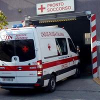 Un'ambulanza del 118 al Pronto soccorso dell'ospedale di Pescara