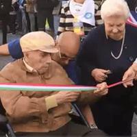 Gilberto Malvestuto, 96 anni, ultimo ufficiale superstite della Brigata Maiella, dà il via alla Marcia sul Sentiero della Libertà