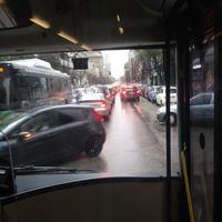 Bus intrappolato nel traffico congestionato tra piazza Duca degli Abruzzi e la stazione centrale