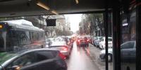 Bus intrappolato nel traffico congestionato tra piazza Duca degli Abruzzi e la stazione centrale