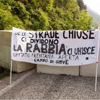 Uno striscione di protesta contro le strade chiuse in montagna