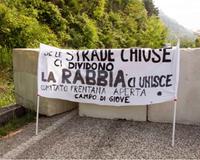 Uno striscione di protesta contro le strade chiuse in montagna