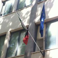 La bandiera listata a lutto nella scuola di via del Concilio, a Pescara