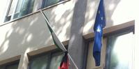 La bandiera listata a lutto nella scuola di via del Concilio, a Pescara