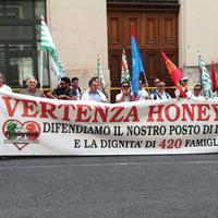 La delegazione dei lavoratori Honeywell, a Roma, davanti alla sede del Mise