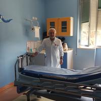 Un letto dell'Osservazione breve pediatrica con il primario Mario Di Pietro