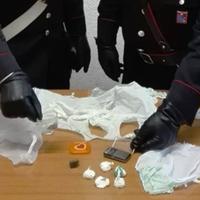 La droga e il materiale sequestrato dai carabinieri a una coppia di Carsoli