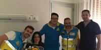 L'equipaggio della Misericordia, in ospedale, con i genitori di Raphael