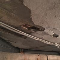 Un soffitto distrutto che impedisce l'apertura dei garage