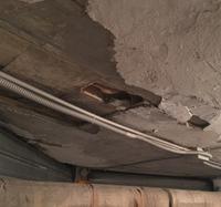 Un soffitto distrutto che impedisce l'apertura dei garage
